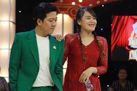 Cô gái miền tây đeo vàng đầy tay gây ấn tượng. Thach Thá»©c Danh Hai Bá»‹ Tá»' Lam Sáºµn Ká»‹ch Báº£n Cho Thi Sinh Vietnamnet
