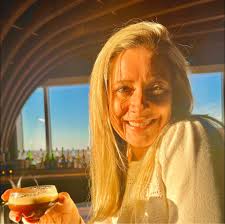 A video captured the moment a manatee gave birth to what appeared to be a  perfectly healthy calf in Siesta Key Monday morning. (via WFLA News Channel  8)