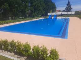 Koupaliště má kapacitu 4 500 návštěvníků a k dispozici je padesátimetrový bazén pro plavce, bazén pro neplavce, dětský bazén, 4 beach volejbalové kurty, hřiště pro plážovou házenou nebo plážový fotbal, travnatá odpočinková plocha, půjčovna lehátek a slunečníků a samozřejmě i občerstvení. Janovice Nad Uhlavou A Okoli Koupaliste