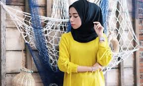 Cari produk gamis anak lainnya di tokopedia. 10 Gambar Baju Kuning Cocok Dengan Kerudung Warna Apa Jejakpiknik Com