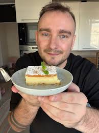 Aaaaaaa to ciasto było po prostu obłędne! Nie jest to klasyczna kremówka  papieska, ale nie wiem czy nie jest lepsza… dlaczego? No zniknęła w 17  sekund! Zapiszcie sobie na święta, a ja