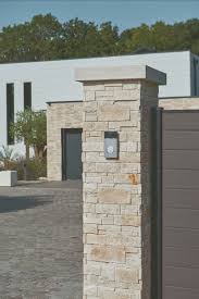 Un Pilier De Portail Habille De Pierre En 2020 Pilier Portail Briquette De Parement Maison Contemporaine