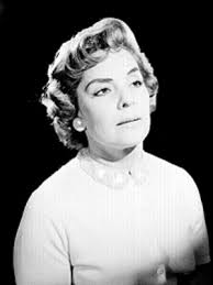 Celia Manzano, en tres cuartos de perfil y mirada a su izquierda, viste  suéter, retrato