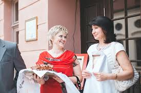 Der brauch, brot und salz an nahe menschen zu reichen, ist eine zu euer hochzeit haben wir zwei gaben hier bereit. Wie Braut Und Brautigam Getroffen Werden Worte Junge Leute Mit Einem Brot Bei Einer Hochzeit Zu Treffen Und Die Ursprunge Dieser Alten Tradition