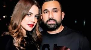 نشرت الفنانة التونسية درة، مقطع فيديو ظهرت فيه برفقة زوجها المهندس المصري هاني سعد، بعد زواجهما الشهر الماضي. Ø¨Ø¹Ø¯ ØµÙˆØ±ØªÙ‡Ù…Ø§ Ø£Ù…Ø§Ù…Ù‡Ø§ Ø§Ù„ÙƒØ´Ù Ø¹Ù† Ø­Ù‚ÙŠÙ‚Ø© ØªÙ„Ù‚ÙŠ Ø¯Ø±Ø© Ø³ÙŠØ§Ø±Ø© Ø¨Ù€ 640 Ø£Ù„Ù Ø¯ÙˆÙ„Ø§Ø± Ù…Ù† Ø²ÙˆØ¬Ù‡Ø§ Ø¨Ø¹ÙŠØ¯
