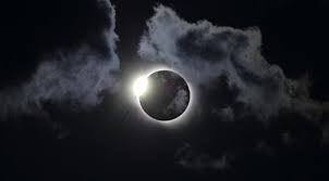 Pasalnya, peristiwa alam ini sangat jarang terjadi di suatu wilayah dalam jangka waktu berpuluh tahun sekali. Inilah Mitos Dan Fakta Dibalik Gerhana Matahari Lintas Parlemen