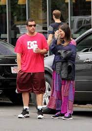 His look was a far cry from his it was later revealed that sandler was in character, playing howard ratner in brothers benny and. Adam Sandler Mode Und Stil Adam Sandler Kleid Kleidung Frisur Cutugno