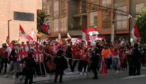 A finales del año pasado ya se había presentado un enfrentamiento entre skinheads de la sharp contra el grupo de hinchas de santafe, en esa ocasión los mechudos tuvieron que refugiarse en el cai de la policía ubicado en el. Santa Fe Vs America Masivo Banderazo De Hinchas De Santa Fe En Hotel