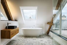 Modernes Badezimmer Mit Altbau Elementen Kleines Bad Renovierungen Freistehende Badewanne Badezimmer Dekor