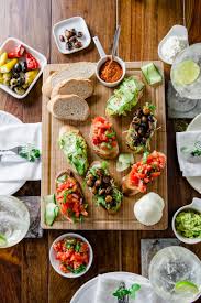 Sehr abwechslungsreich und vor allem ich begrüsse euch jetzt schon an unserer virtuellen tafelrunde. Der Erste Gang Ein Bruschetta Trio Die Perfekte Vorspeisen Platte Kuechenchaotin Vorspeisen Rezepte Rezepte Italienisches Essen