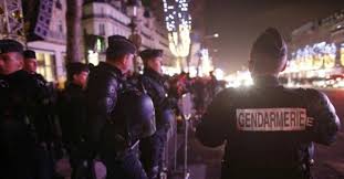 Alors, les espèces de petits trucs verts, roses, bleu et jaunes sont des feu d'artiifiices :sors: Surveillance Renforcee Pour Le Reveillon Du Nouvel An En France Le Point