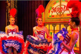 Le 19 avril 2016, elle anime le grand bêtisier sur tmc. Miss Univers 2017 Iris Mittenaere Essaie Ses Tenues Au Moulin Rouge