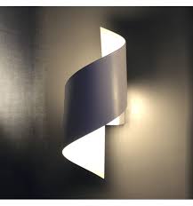 Si tratta di una tipologia d'illuminazione che produce una luce intensa, ma anche intima e rilassante grazie al dimmer. Applique Murale Blanc Designer Led Moderne Typhoon