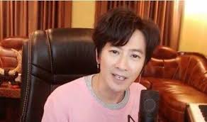 Bản sao Lâm Chí Dĩnh" lão hoá ngược ở tuổi 50, hết thời ngồi một chỗ vẫn  kiếm 200 tỷ dễ dàng