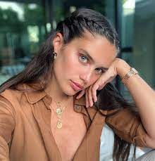 Two years later, she was the first openly transgender model to be hired by victoria's secret. This Vogue Model Reveals The Perfect Hairstyle To Wear When It S Hot Vogue Paris