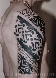 Keindahan tato ditingkatkan dengan tato kecil. Thomas Hooper Tattooing Borneo Half Sleeve 2003 1 Borneo Tattoo Tattoos Sleeve Tattoos