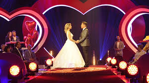 Von mir auch ich wünsche den beiden den stefan mross und die anna carina woitschack alles gute für die zukunft. Nach Live Hochzeit Im Tv Erste Worte Von Braut Anna Carina Promiflash De