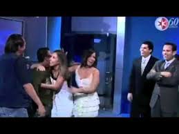 En 2011 laura g y carlos loret de mola protagonizaron gran escándalo al ser vinculados sentimentalmente, luego de que una revista de espectáculos publicara unas fotografías de ambos saliendo de una cabaña a las afueras de la ciudad de méxico. Recordamos El Pleito Entre Marta Guzman Y Laura G