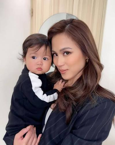 POLLY TALKS 💗 TV host Toni Gonzaga posted adorable photos with her  daughter Polly in their studio on Saturday. “Polly talks na,” her sister Alex  Gonzaga commented. Polly is her second child