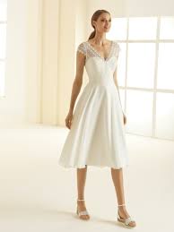 Hochzeitskleid standesamt damen strand kurz weiss a linie 3 4 lange transparent brautkleider mit armel amazon de bekleidung. Kurzes Tailliertes Brautkleid Mit Spitzentop Von Bianco Evento Braut De