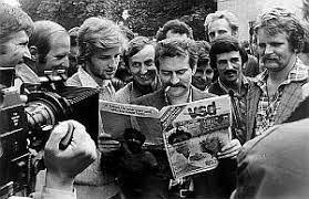 Résultat de recherche d'images pour "lech walesa stocznia 1980"