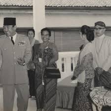 :) running around the agra area, the victorian picnic, the pagan village (after i finally got inside). Batik Ala Bung Karno Historia