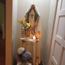 En este mes de mayo te invitamos a compartir tu altar dedicado a la Virgen  María. Los niños de catequesis nos comparten sus altares y manualidades  hechos con mucho amor para la