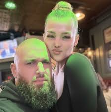 Selling a VR Quest 2. The headset itself is in good condition. The R  controller has a stick drift. You'll also need to get a new headstrap bc  the one thats on