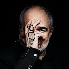 Niavarani sitzt in einem tiefen fauteuil auf der bühne seines theaters, des globe wien. Michael Niavarani Startseite Facebook