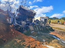 Carreta com carga de pão de queijo tomba e pega fogo na BR-251, no Norte de Minas