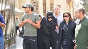 تسافر (أحلام) إلى العزبة حيث يعيش المولود مع (آمال) فتفاجأ بموته فتنهار. Ù†Ø¬Ù„Ø§Ø¡ ÙØªØ­ÙŠ ØªØªÙ„Ù‚Ù‰ Ø¹Ø²Ø§Ø¡ Ø­Ù…Ø¯ÙŠ Ù‚Ù†Ø¯ÙŠÙ„ ÙÙ‰ Ù…Ø³Ø¬Ø¯ Ø¹Ù…Ø± Ù…ÙƒØ±Ù… Ø§Ù„ÙŠÙˆÙ… Ø¯Ø§Ø± Ø§Ù„Ù‡Ù„Ø§Ù„