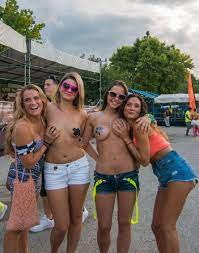 Happy Embarrassed Girls : r/StraightGirlsPlaying