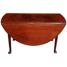Old queen anne solid old growth wood dropleaf coffee table. English Queen Anne Walnut Oval Drop Leaf Table With Pad Feet Circa 1740 For Sale At 1stdibs