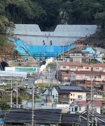 デジタル大辞泉 「土砂崩れ」の解説 どしゃ‐くずれ〔‐くづれ〕【土砂崩れ】 急傾斜地にある 土砂 が、 地震 や 豪雨 などによって急激にくずれ落ちること。 åºƒå³¶ã§åœŸç ‚å´©ã‚Œ å†™çœŸç‰¹é›† æ™‚äº‹ãƒ‰ãƒƒãƒˆã‚³ãƒ 