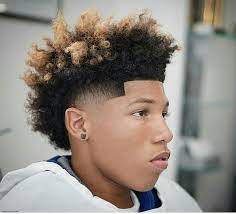 A la recherche d'une coupe homme cheveux bouclés épais sympa ? 1001 Idees Cheveux Boucles Homme Notre Grain De Sel En Tuto Coiffure Afro Cheveux Crepus Cheveux Homme