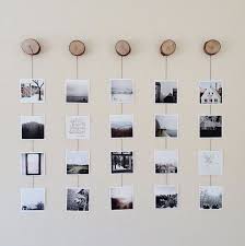On a tous des tableaux, des photos ou des cadres accrochés tout bêtement au mur sans avoir forcément quoi en faire. Accroche Photo Mural Original Idees Pour Afficher Ses Photos Sans Cadres