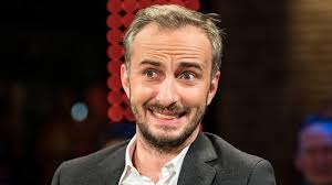 In 2004 kwam hij als komiek bij de wdr en hij ging bij de zender 1 live. Wegen Gedicht Schmahkritik Jan Bohmermann Bringt Angela Merkel Vor Gericht