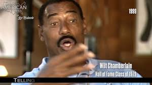 𝐓𝐡𝐞 𝐍𝐢𝐠𝐡𝐭 𝐖𝐢𝐥𝐭 𝐂𝐡𝐚𝐦𝐛𝐞𝐫𝐥𝐚𝐢𝐧 𝐒𝐜𝐨𝐫𝐞𝐝 𝟏𝟎𝟎  𝐏𝐨𝐢𝐧𝐭𝐬 At 7'1” tall, the Hall of Famer held 72 NBA records, including  some that seem unreal: averaging 50.4 points per game in a season and