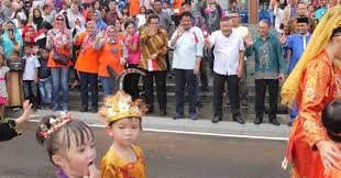 Dress batik ini memiliki model. Masyarakat Lubukbaja Antusias Ramaikan Pawai Budaya