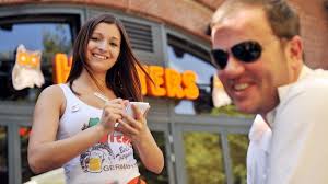 Im Hooters servieren hübsche Damen in knappen Shorts