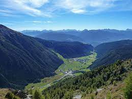 Das valser tal, auch valsertal, ist ein seitental des nordtiroler wipptals, das sich von st. Vals Pustertal Sudtirol