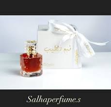 عطر نبع الطيب عندما تمطر السماء بالحب عطر ينبض بالعود وزهرة الليمون التي صممناها بعبق خاص ب ن ا ليجمع سحر Place Card Holders Perfume Bottles Place Cards