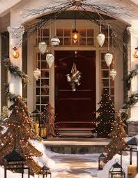 Decoration Noel Pour La Porte D Entree Avec Des Suspensions De Pommes De Pin Pichets Et Carafes Decoration Noel Exterieur Deco Noel Exterieur Deco Noel Maison