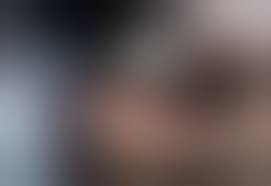 Почему человек от человека получает электрический удар?