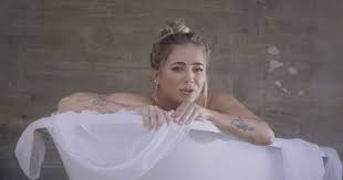 Jul 01, 2021 · é já este sábado, dia 3 de julho, que gisela joão vai mostrar, pela primeira vez em lisboa, o mais recente disco aurora.a atuação da cantora está incluída na programação do festival lusco fusco, um ciclo de concertos que decorre ao anoitecer, no terraço do capitólio, em lisboa, até ao dia 25 de julho. Cinco Anos Depois Gisela Joao Apresenta Nova Cancao O Album Chega Em Abril
