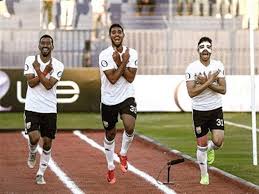 ومحمد هاني يرغب في الاحتراف. Ø£ÙƒØ±Ù… ØªÙˆÙÙŠÙ‚ ÙŠÙˆØ¶Ø­ Ù„Ù…ØµØ±Ø§ÙˆÙŠ Ø³Ø± Ø­Ø±ÙƒØ© ÙŠØ¯Ù‡ Ø£Ø«Ù†Ø§Ø¡ Ø§Ø­ØªÙØ§Ù„Ù‡ Ø¨Ù‡Ø¯Ù Ø§Ù„Ø¬ÙˆÙ† Ù…ØµØ±Ø§ÙˆÙ‰