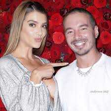 J balvin confirmó el nacimiento de río, su primer hijo junto a la modelo argentina valentina ferrer el cantante y valentina ferrer se conocieron en 2017 durante la grabación del video musical de. Es Oficial J Balvin Y Valentina Ferrer Esperan Su Primer Hijo Mui Famosos