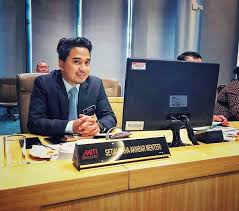 Kalau sebelum ini, viral headline bola sepak yang agak lucu. Genap 365 Hari Umum Letak Jawatan Live Di Buletin Utama Izwan Azir Saleh Sah Jawatan Baru Lepat Pisang