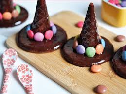 Les Chapeaux De Sorciere Halloween Safrangourmand Fr Recette Chapeau Sorciere Halloween Dessert Halloween Facile Patisserie Pour Halloween