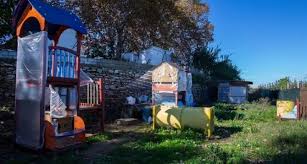 No, no mires hacia arriba para encontrarla porque está bastante más abajo, y es que no es una casa cualquiera, sino una gatera. Los Gatos De Mislata Estrenan Casa Valencia Extra